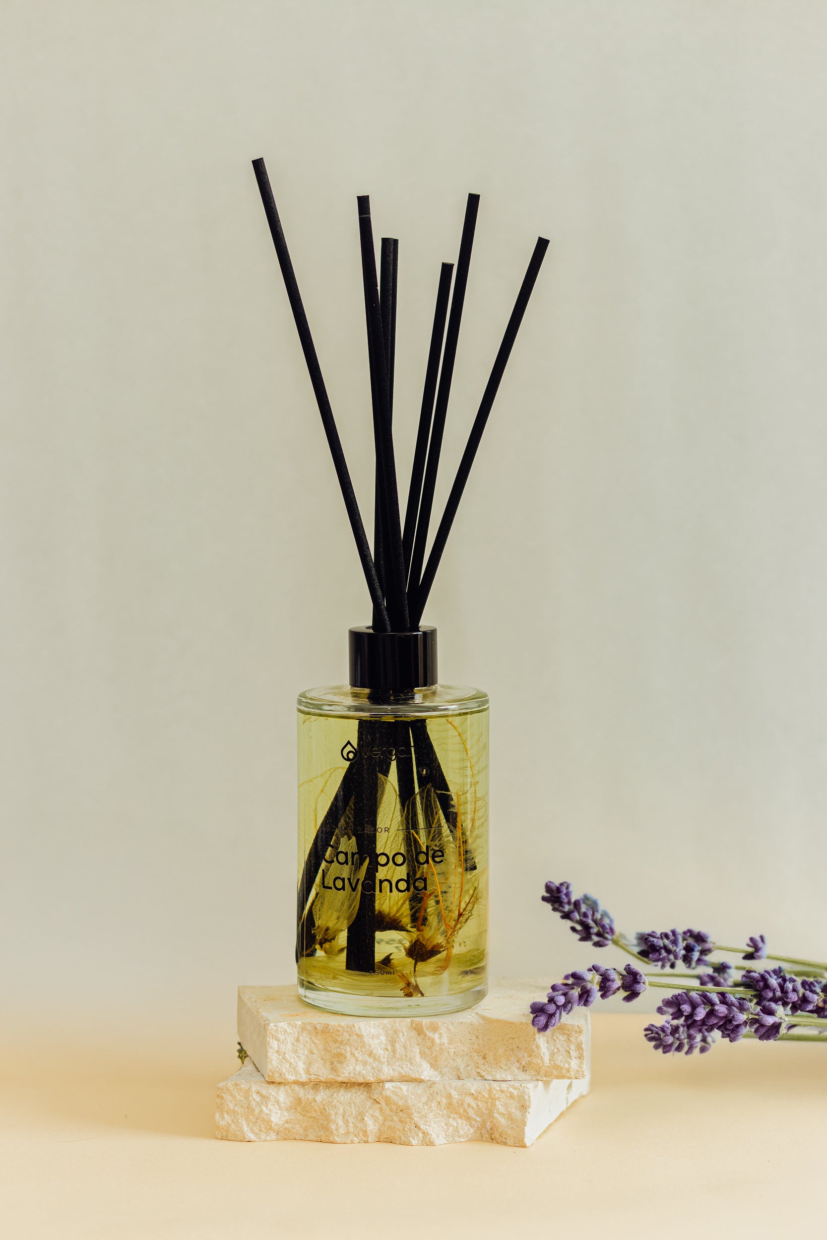 KIT - Difusor de Varetas Campo de Lavanda + Home Spray Pitaya com Manga Rosa +  Vela Aromática Alecrim + BRINDES